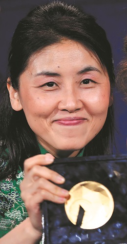 Female biologist wins top award