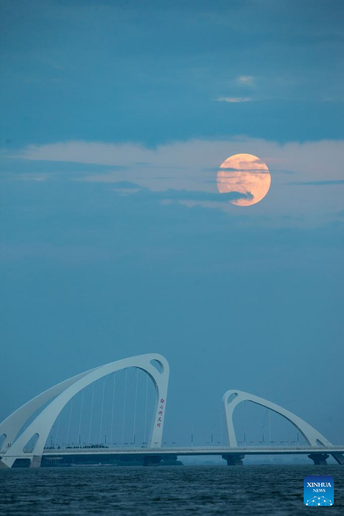 Full moon shines on night of MidAutumn Festival in China China