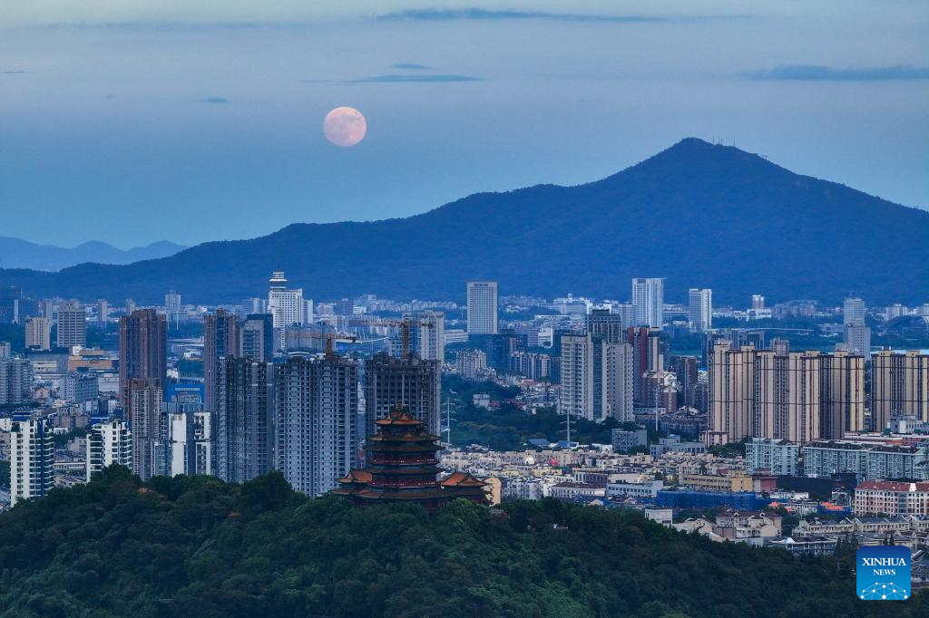 Full moon shines on night of MidAutumn Festival in China China