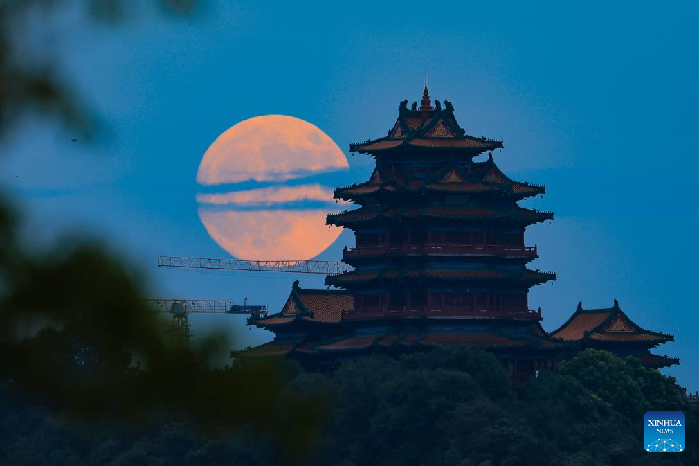 Full moon shines on night of MidAutumn Festival in China China