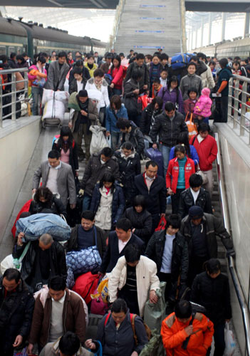 Passengers exit the Fuyang Railway Station of Anhui Province on Thursday, on January 29, 2009. [Xinhua]