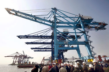 Container cranes manufactured by the Shanghai-based Zhenhua Port Machinery Co crowd the skyline at a port in Shanghai yesterday. The State Council yesterday tapped the city to become a major international shipping hub by 2020 as the central government called for an integration of port resources in the Yangtze River Delta region.