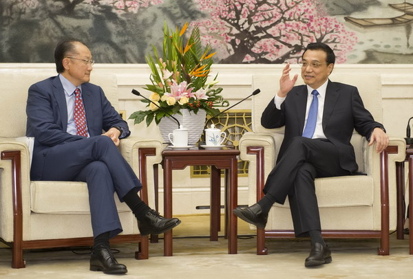 Chinese Premier Li Keqiang (R) talks with World Bank Group President Jim Yong Kim in Beijing on Monday.
