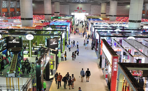 Photo taken on Nov. 1, 2013 shows foreign purchasers select products at the 114th China Import and Export Fair, or the Canton Fair, in Guangzhou, capital of south China's Guangdong Province.