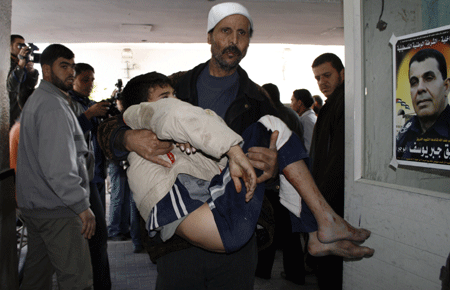 A Palestinian who was injured in an Israeli army strike is sent to Shifa hospital in Gaza City, on Tuesday, January 13, 2009.[Xinhua]