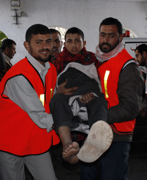 A Palestinian who was injured in an Israeli army strike is rushed to Shifa hospital in Gaza City, on Tuesday, January 13, 2009. [Xinhua]