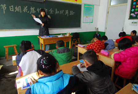 Pupils take part in a quiz about safety rules with fireworks and crackers at Xingfujie Primary School in Weifang City, east China's Shandong Province, on January 13, 2009.
