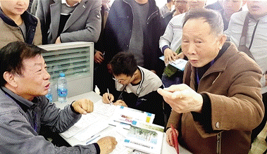Yu Changyuan, 78, attends a job fair in Zhengzhou last Saturday for seeking a job to pay for his granddaughter's tuition. [Photo/zynews.com]