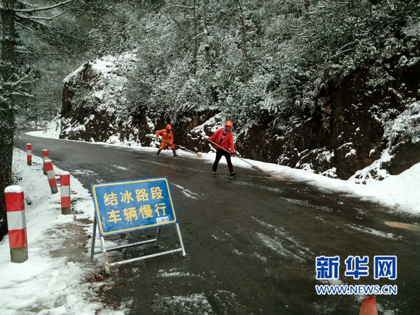 网络媒体走转改：雨雪纷飞守路人(组图)