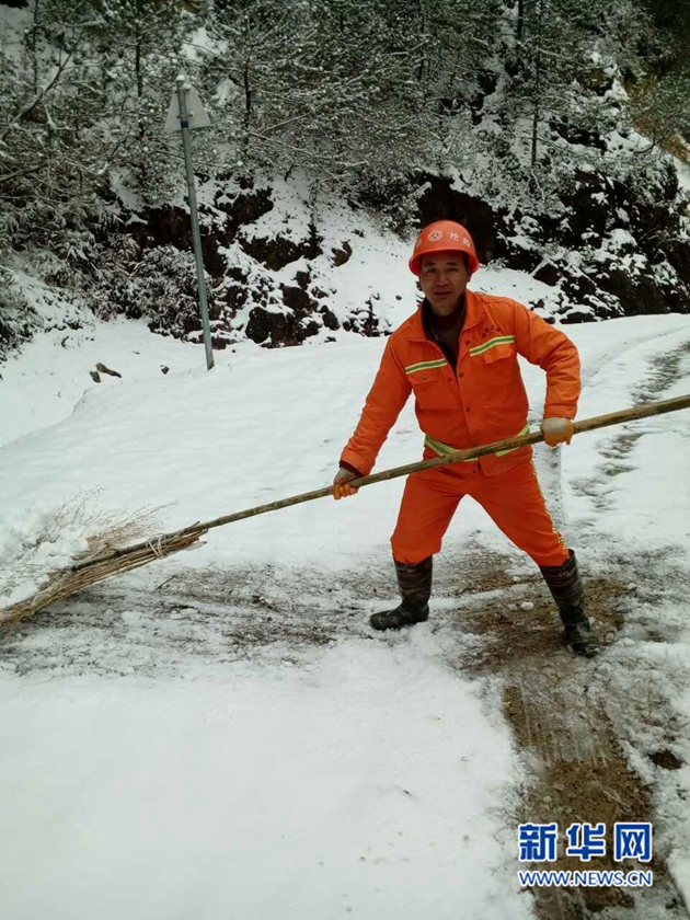 网络媒体走转改：雨雪纷飞守路人(组图)
