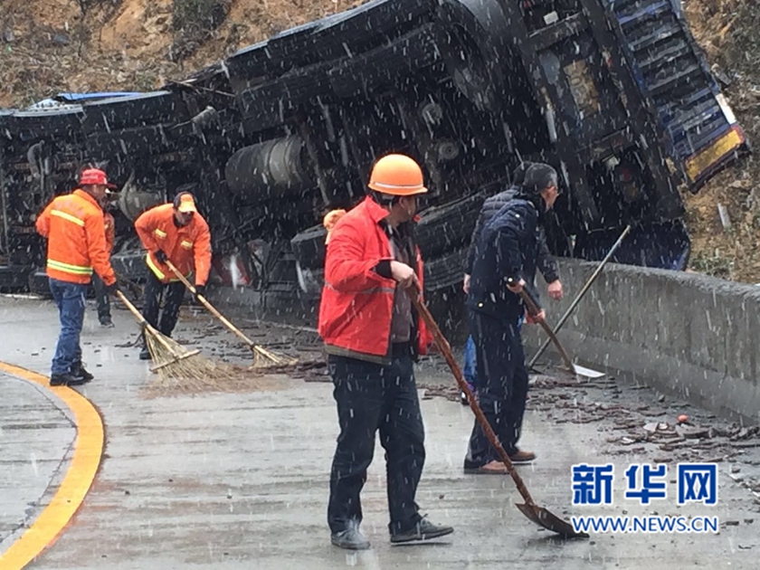 网络媒体走转改：雨雪纷飞守路人(组图)