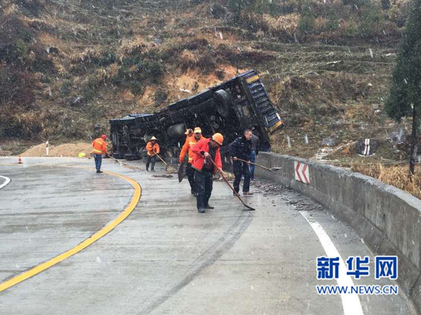 网络媒体走转改：雨雪纷飞守路人(组图)