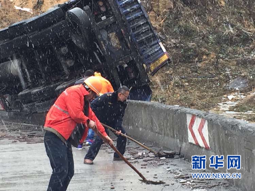 网络媒体走转改：雨雪纷飞守路人(组图)