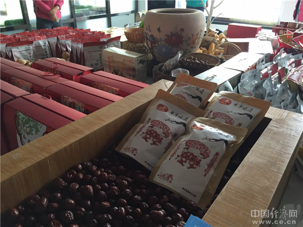 图为阜平县电商创业园中经过包装待销售的农产品。中国经济网记者杨淼摄 图为阜平县电商创业园中经过包装待销售的农产品。中国经济网记者杨淼摄