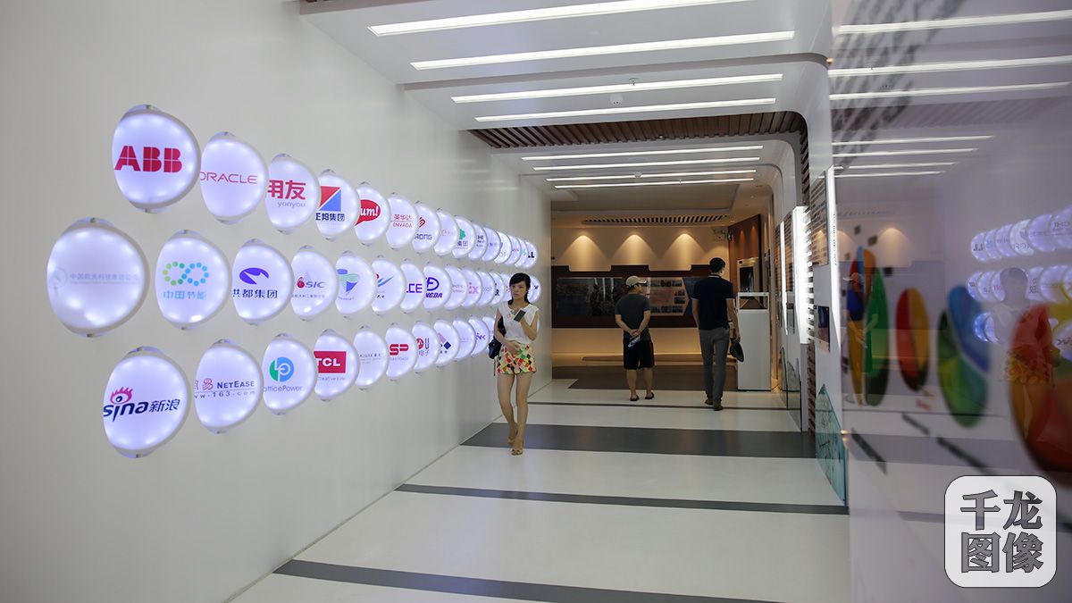 （1）8月26日，-南昌高新区集聚各类企业6000余家，其中，世界500强企业15家，上市公司21家，主营业务收入过百亿元企业有4家，超10亿元企业有20 家。图为入驻高新区企业的标牌