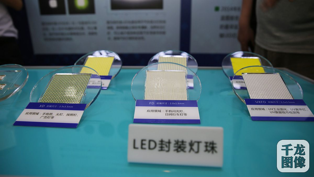 （3）在2016年国家科学技术奖励大会上，高新区内的晶能光电（江西）有限责任公司江西省的“硅衬底高光效GaN基蓝色发光二极管”项目一举成名，荣获2015年度唯一国家技术发明奖一等奖（8月26日摄）。