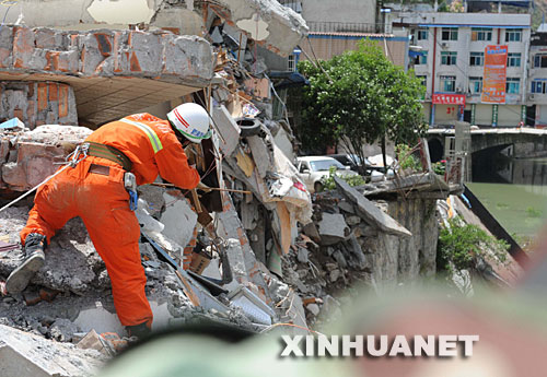 　5月18日，长春消防救援队员在北川县城的废墟中搜救。当日，在汶川地震重灾区北川，解放军、武警官兵和预备役救援人员一起冒着危险，继续在废墟里搜救并进行清理工作。