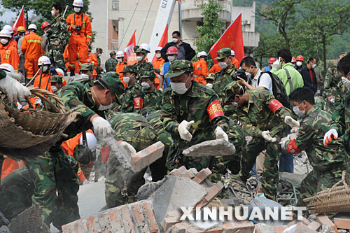  5月16日，子弟兵在北川中学抢险救援。当日，解放军、武警官兵和民兵预备役部队在汶川地震重灾区北川县继续开展抢险救援工作。 新华社记者 杨世尧摄 