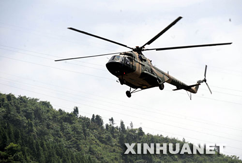 救灾部队昨日出动1.2万人搜救失事直升机(图)