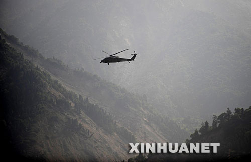 6月10日，直升机正飞往发现直升机残骸的地点。