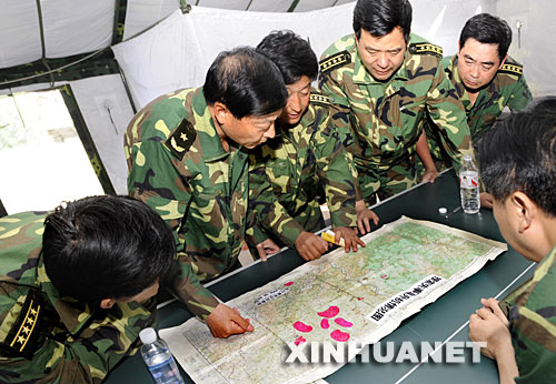 6月10日，前方指挥部正在紧急部署搜救方案。 　新华社记者 李紫恒 摄