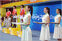 志愿者展示北京奥运会颁奖仪式标准流程