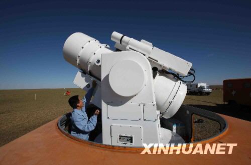 9月26日，在内蒙古四子王旗神舟七号飞船主着陆场，担负向北京航天飞行控制中心实时传输图像任务的光学实况记录仪系统已做好准备。