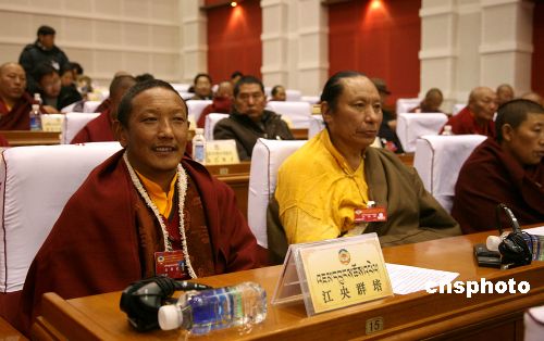 　1月12日，西藏自治区政协九届二次会议在拉萨开幕，宗教界人士满怀喜悦参加会议并听取报告。中新社发 贾长飞 摄