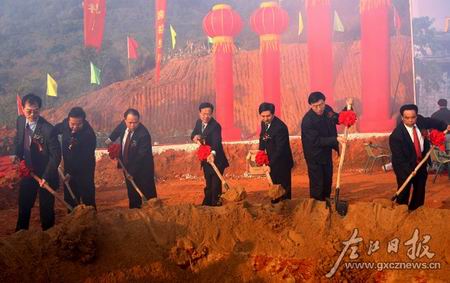 各级领导为广西凭祥综合保税区基础设施建设一期项目奠基。