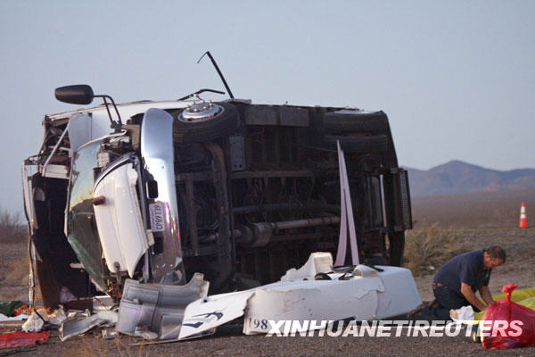 1月30日，一名救援人员在美国亚利桑那州境内93号高速公路的车祸现场查看。中国驻洛杉矶总领事馆当晚向新华社记者证实，一辆载有中国游客的旅游大巴当天在美国亚利桑那州发生车祸，造成至少７名中国游客死亡、７名中国游客受伤。据美国媒体报道，这辆载有１６名中国游客的大巴在亚利桑那州境内的９３号公路上发生倾覆后侧翻在路面上。