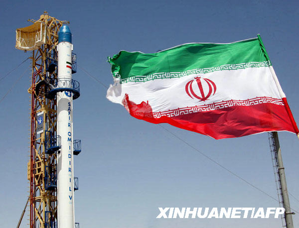 伊朗国家电视台2月3日报道，伊朗当天凌晨通过“使者2”号火箭将首颗自制的“希望”号科研卫星成功送入太空轨道。这是2008年8月16日拍摄的伊朗“使者2”号火箭（左）的资料照片。