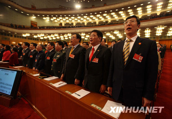 3月3日，中国人民政治协商会议第十一届全国委员会第二次会议在北京人民大会堂开幕。这是政协委员高唱国歌。