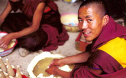 大昭寺的喇嘛在制作供品