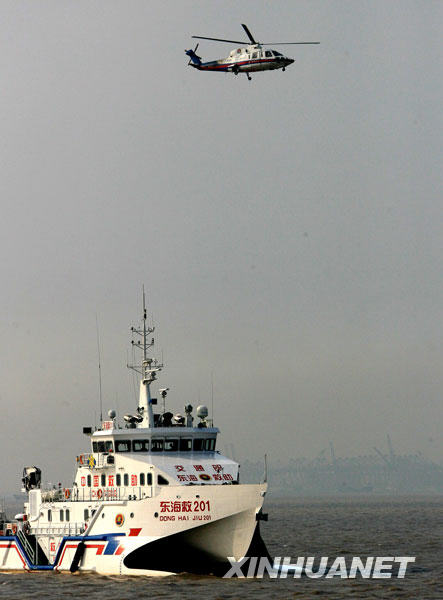 4月12日，搜救船只和海上救助直升机正在寻找坠江失事直升机。