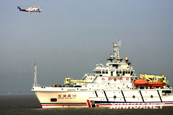 4月12日，搜救船只和海上救助直升机正在寻找坠江失事直升机。