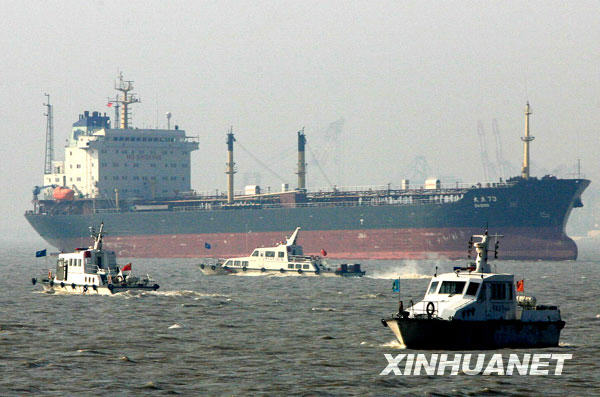 4月12日，一些搜救船只正在上海长江口水域拉网式探寻坠江失事直升机和失踪人员。