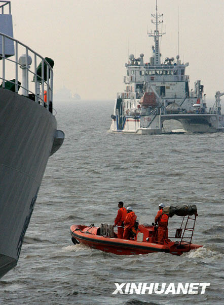 4月12日，搜救船只和救助专业人员正在上海长江口水域探寻坠江失事直升机和失踪人员。