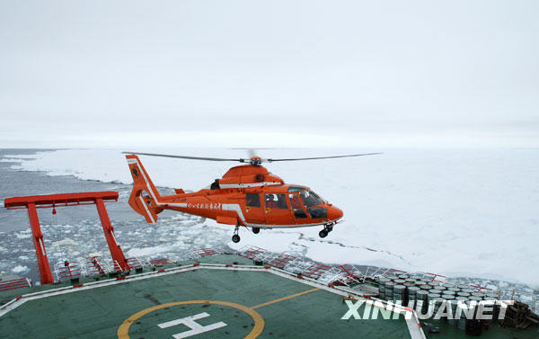 “直九”直升机在南极考察时执行飞行任务（资料照片）。