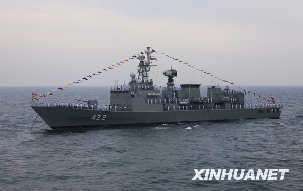 4月23日，泰国“达信”号导弹护卫舰参加海上阅兵式。