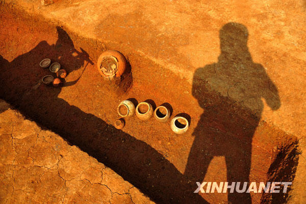 广州市西湾路发掘的西汉古墓以及随葬的瓦罐（6月1日摄）。