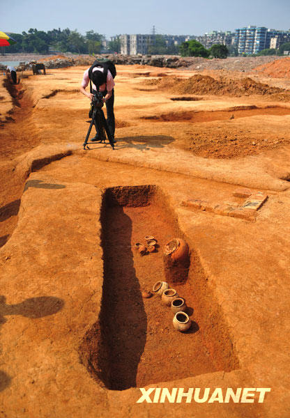 广州市西湾路发掘的西汉古墓以及随葬的瓦罐（6月1日摄）。