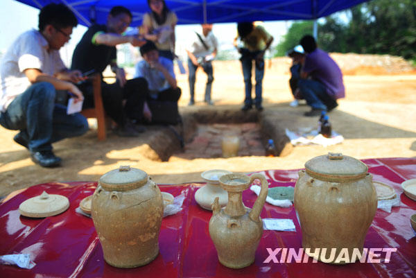 广州市西湾路墓葬群出土的南朝随葬品鸡首壶（前排中间）和六耳罐（前排左和右）（6月1日摄）。