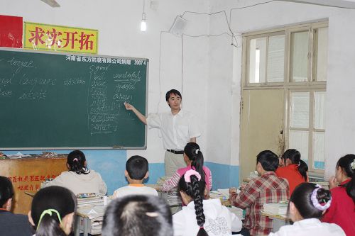 帅哥老师正在给学生们上英语课 -- 中国发展门