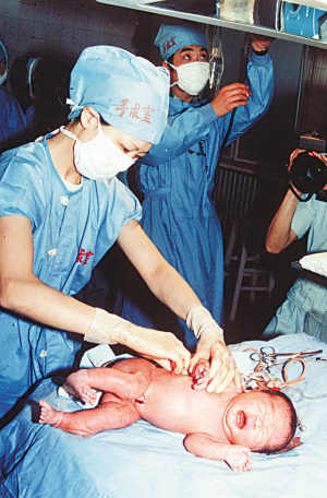 1988年3月10日 中国大陆首例试管婴儿在北京