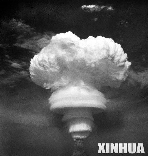 历史上的今天（6月17日）     1967年6月17日，中国在西部地区上空成功地爆炸了第一颗氢弹。氢弹的爆炸成功，是中国核武器发展的又一个飞跃。这是氢弹爆炸的资料照片。     新华社发
