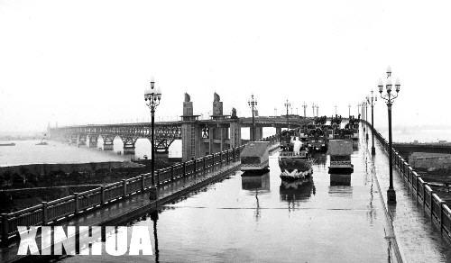  1968年12月29日，南京长江大桥全面建成通车。大桥铁路桥全长6700多米，公路桥全长4500多米，是继武汉长江大桥、重庆白沙沱长江大桥之后第三座跨越长江的大桥。这是南京长江大桥公路桥举行通车典礼。