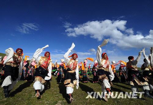 8月4日，藏北牧民跳锅庄舞。当天，万名藏北牧民身着节日盛装，聚集在那曲草原上，在《草原欢庆迎奥运》和《牧人多快乐》两首乐曲的伴奏下，跳起锅庄舞，迎接北京奥运会的到来。 新华社记者 觉果 摄 