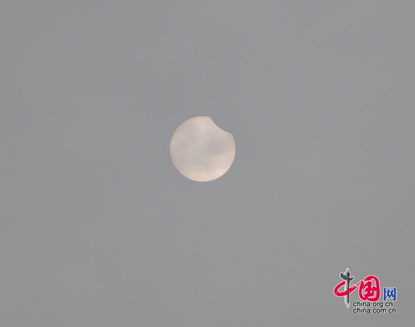  2009年7月22日8点25分，北京上空已经可观测到日偏食，因为有云层遮挡，太阳时隐时现。