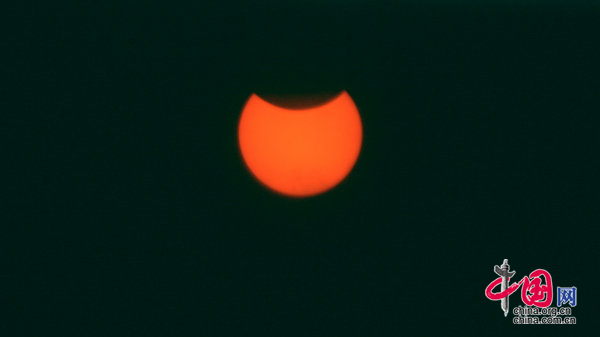 2009年7月22日，南海上空的日偏食。 