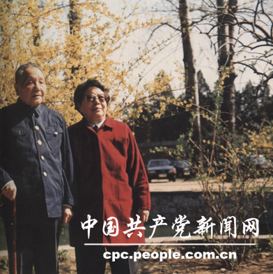 邓小平和爱人在北京玉泉山迎春（资料照片）